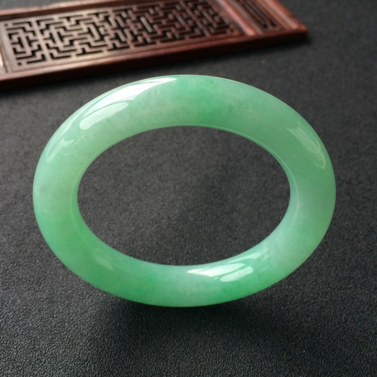 (超值推荐)糯冰种浅绿圆条手镯(55.3mm)
