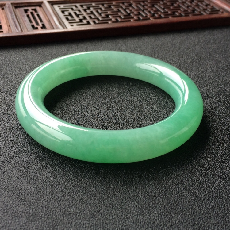 (超值推荐)糯冰种浅绿圆条手镯(55.3mm)