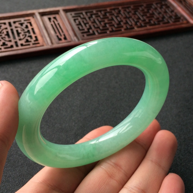 (超值推荐)糯冰种浅绿圆条手镯(55.3mm)