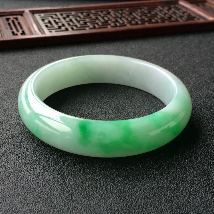 (超值推荐)糯冰种飘翠手镯(56.9mm)
