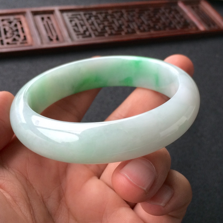 (超值推荐)糯冰种飘翠手镯(56.9mm)