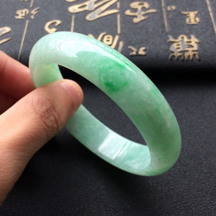 (超值推荐)糯冰种飘翠手镯(57.3mm)