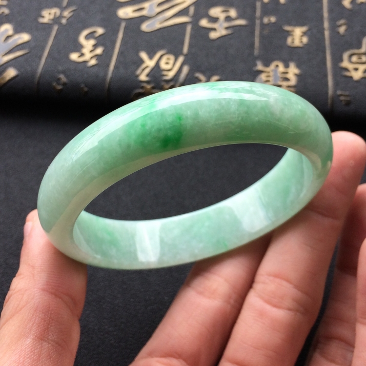 (超值推荐)糯冰种飘翠手镯(57.3mm)