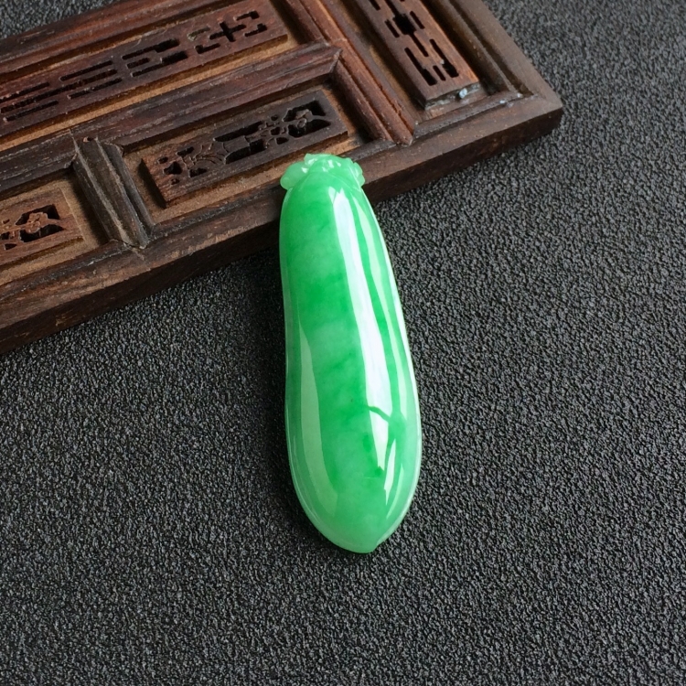 (超值推荐)糯冰种翠色福瓜挂件