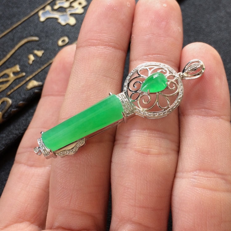 (超值推荐)糯冰种翠色镶白金钻石钥匙胸坠