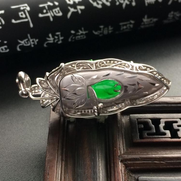 （超值推荐）糯冰种阳绿镶白金钻石金枝玉叶胸坠