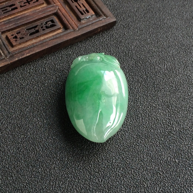 (超值推荐)糯冰种飘翠福瓜挂件