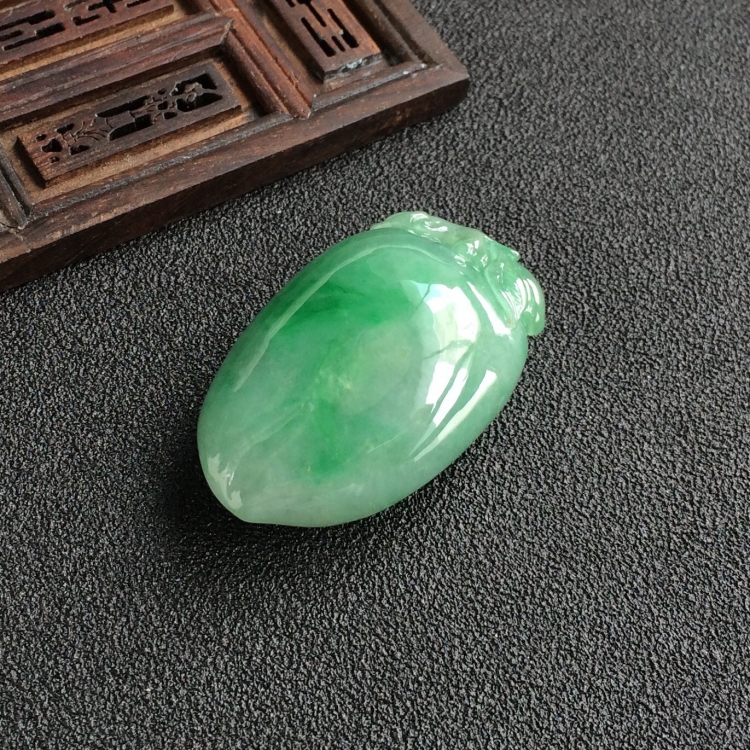 (超值推荐)糯冰种飘翠福瓜挂件