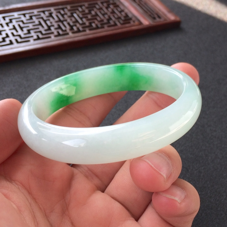 (超值推荐)糯冰种飘翠贵妃镯(56mm-48.2mm)