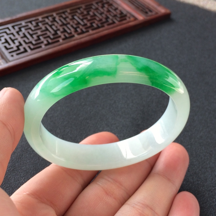 (超值推荐)糯冰种飘翠贵妃镯(56mm-48.2mm)
