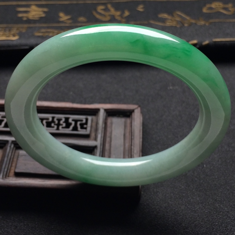 （超值推荐）糯冰种飘翠圆条手镯（55.1mm）
