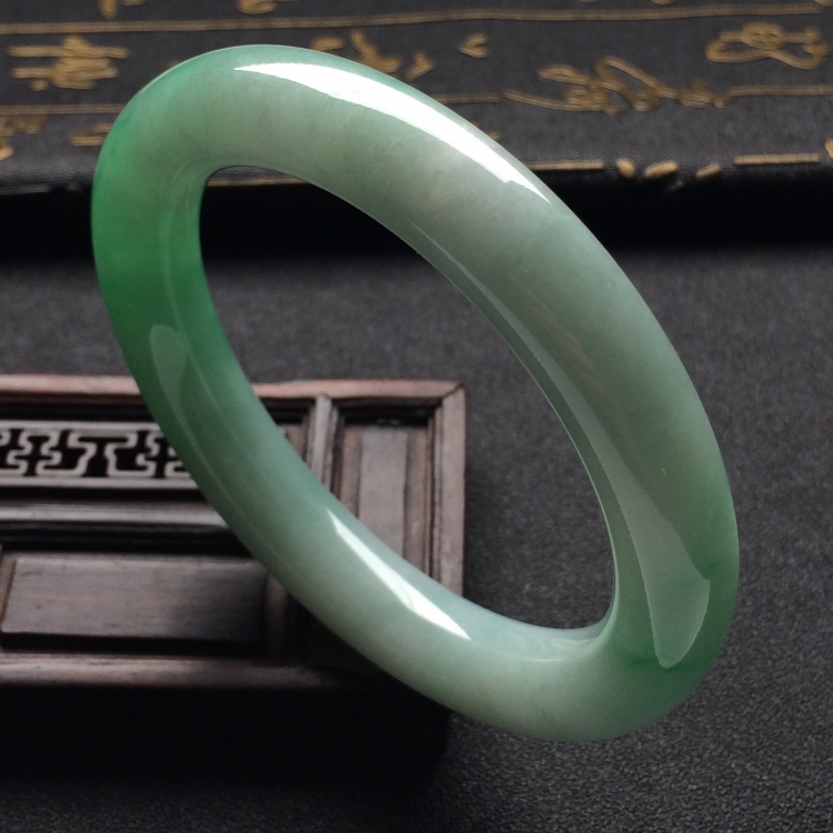 （超值推荐）糯冰种飘翠圆条手镯（55.1mm）