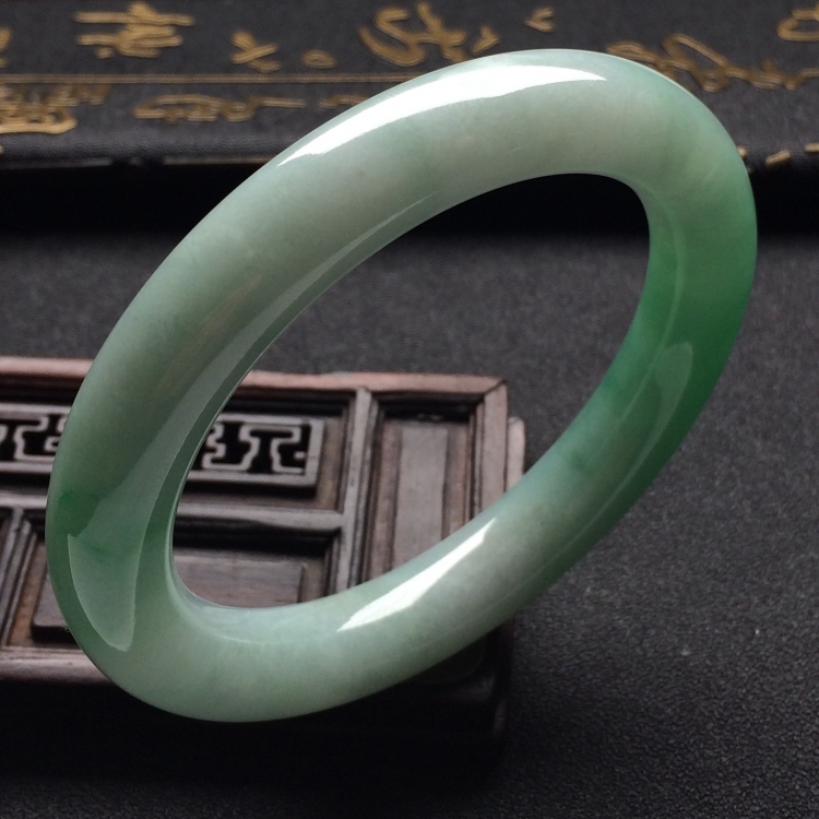 （超值推荐）糯冰种飘翠圆条手镯（55.1mm）