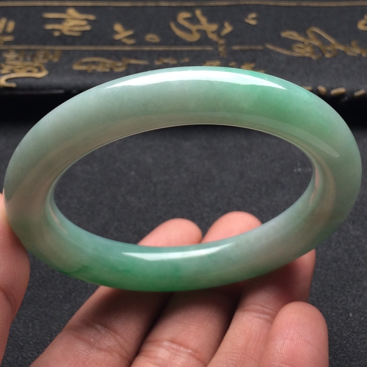 （超值推荐）糯冰种飘翠圆条手镯（55.1mm）