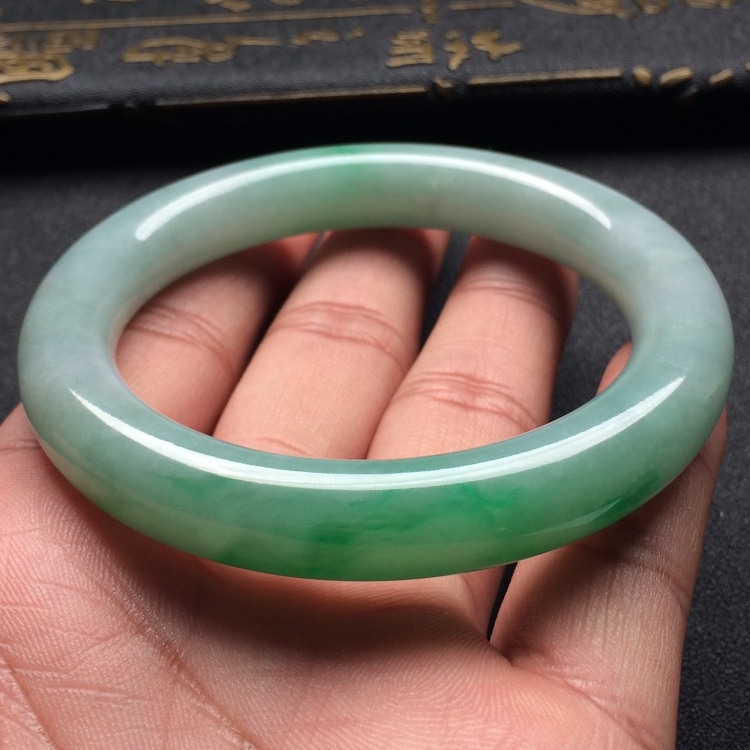 （超值推荐）糯冰种飘翠圆条手镯（55.1mm）
