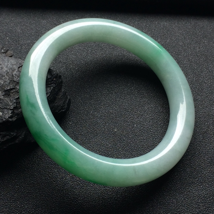 （超值推荐）糯冰种飘翠圆条手镯（55.1mm）