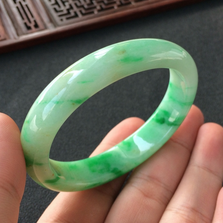 (超值推荐)糯冰种飘翠贵妃镯(55.1mm-48.1mm)