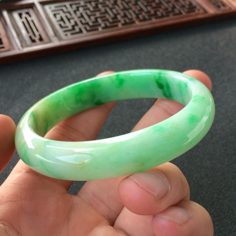 (超值推荐)糯冰种飘翠贵妃镯(55.1mm-48.1mm)