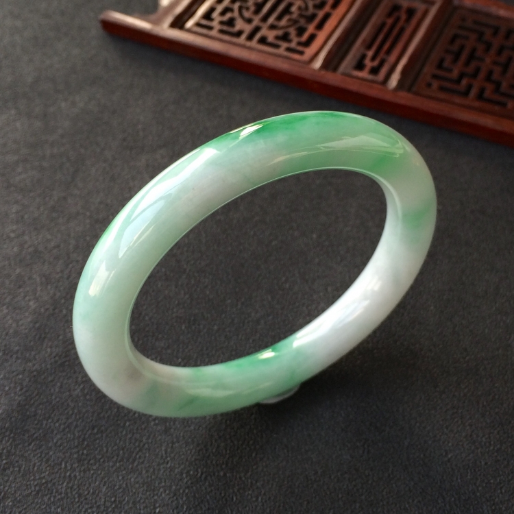 (超值推荐)糯冰种飘翠圆条手镯(55.3mm)