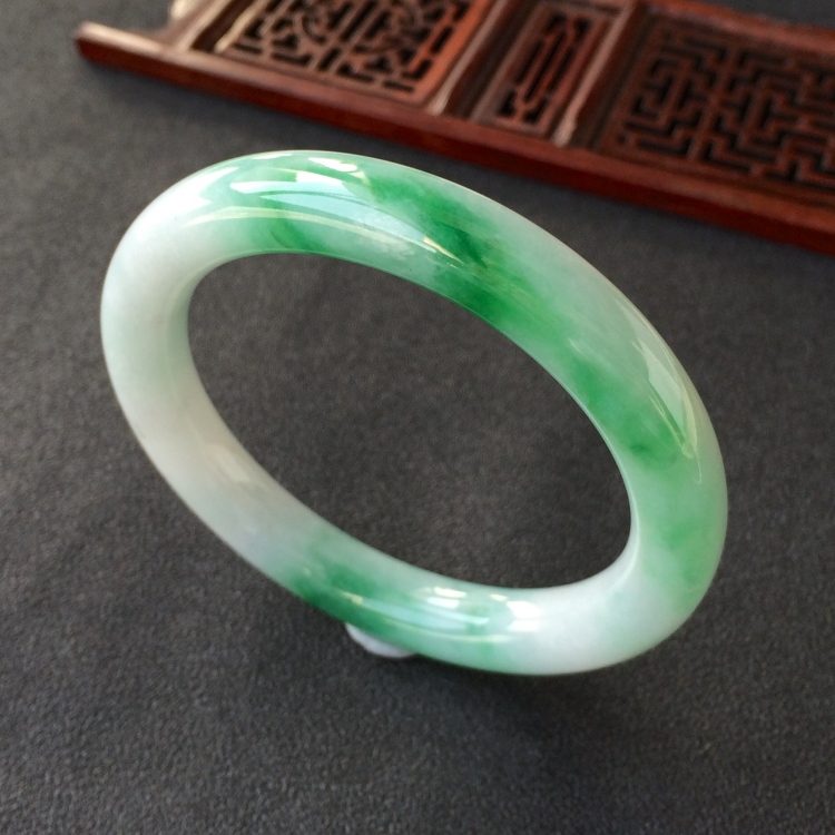 (超值推荐)糯冰种飘翠圆条手镯(55.3mm)
