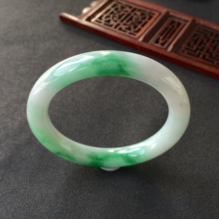(超值推荐)糯冰种飘翠圆条手镯(55.3mm)