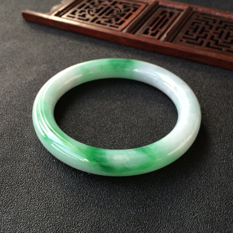 (超值推荐)糯冰种飘翠圆条手镯(55.3mm)