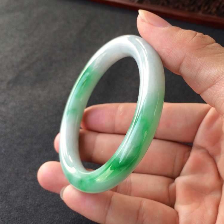 (超值推荐)糯冰种飘翠圆条手镯(55.3mm)