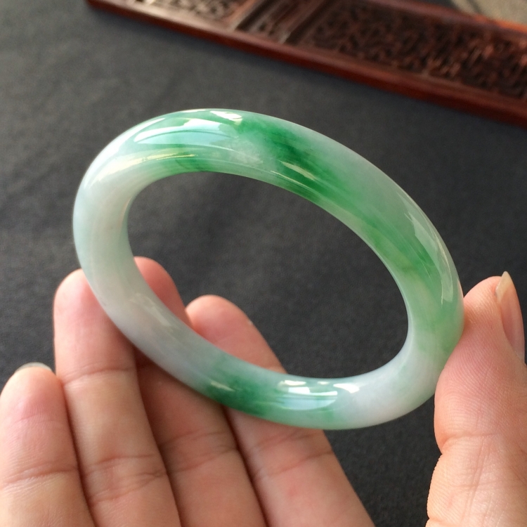 (超值推荐)糯冰种飘翠圆条手镯(55.3mm)
