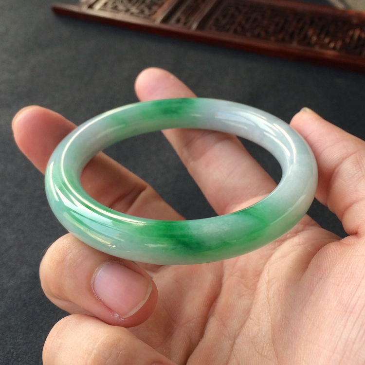 (超值推荐)糯冰种飘翠圆条手镯(55.3mm)