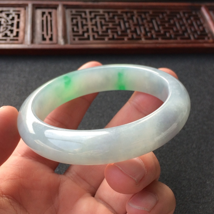 (超值推荐)糯冰种飘翠手镯(53.5mm)