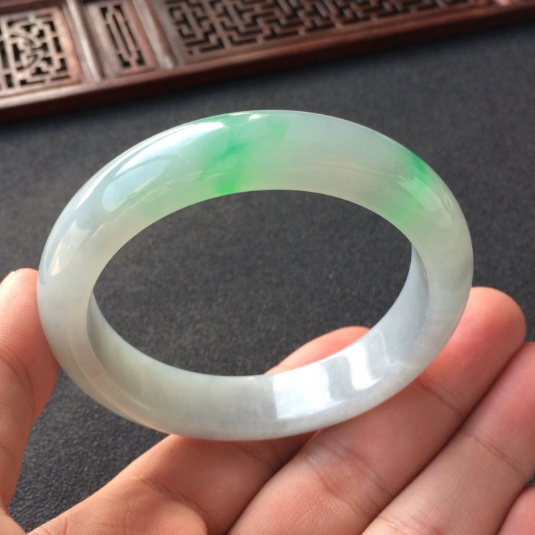 (超值推荐)糯冰种飘翠手镯(53.5mm)