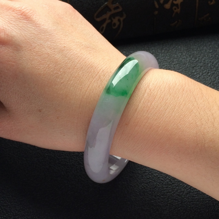 （超值推荐）糯冰种春带彩手镯（56mm）