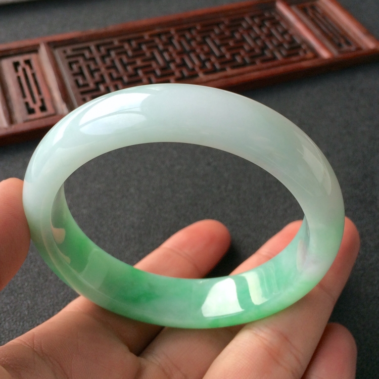 (超值推荐)糯冰种飘翠手镯(58.6mm)