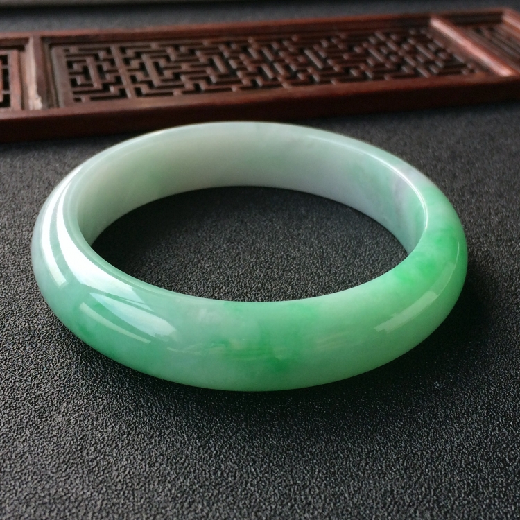 (超值推荐)糯冰种飘翠手镯(58.6mm)