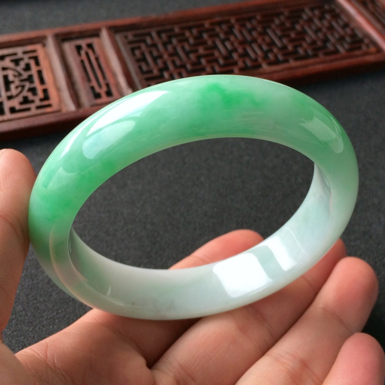 (超值推荐)糯冰种飘翠手镯(58.6mm)