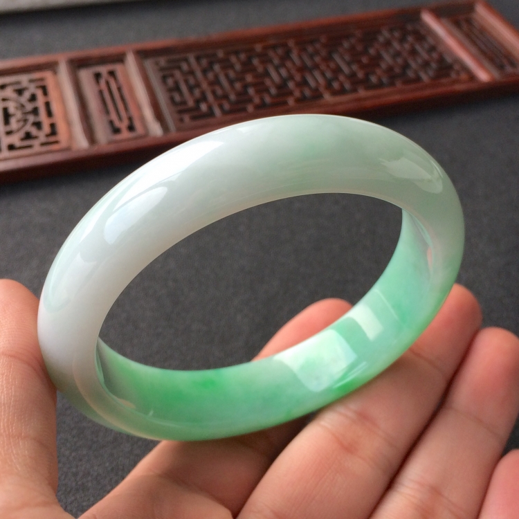 (超值推荐)糯冰种飘翠手镯(58.6mm)