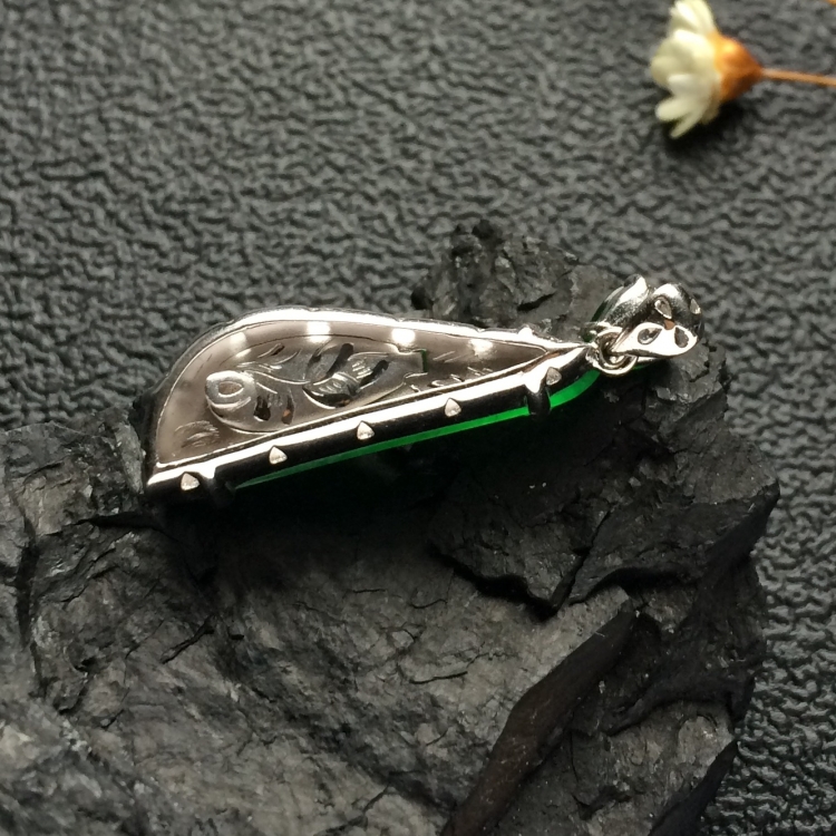 （超值推荐）镶白金糯冰种阳绿随形胸坠