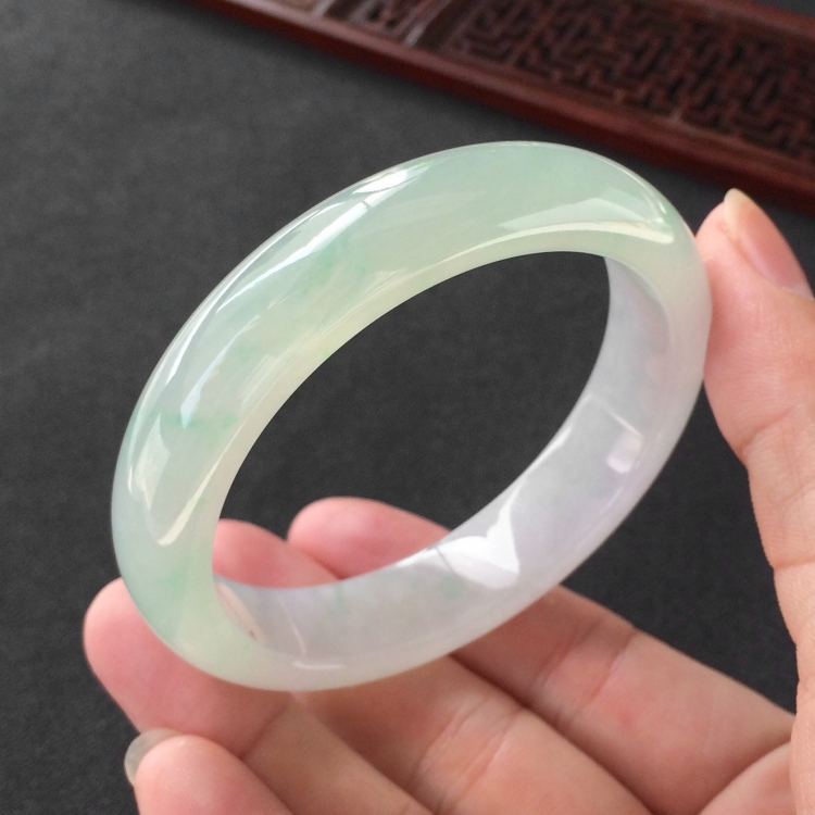(超值推荐)糯冰种晴水略飘翠手镯(56.2mm)