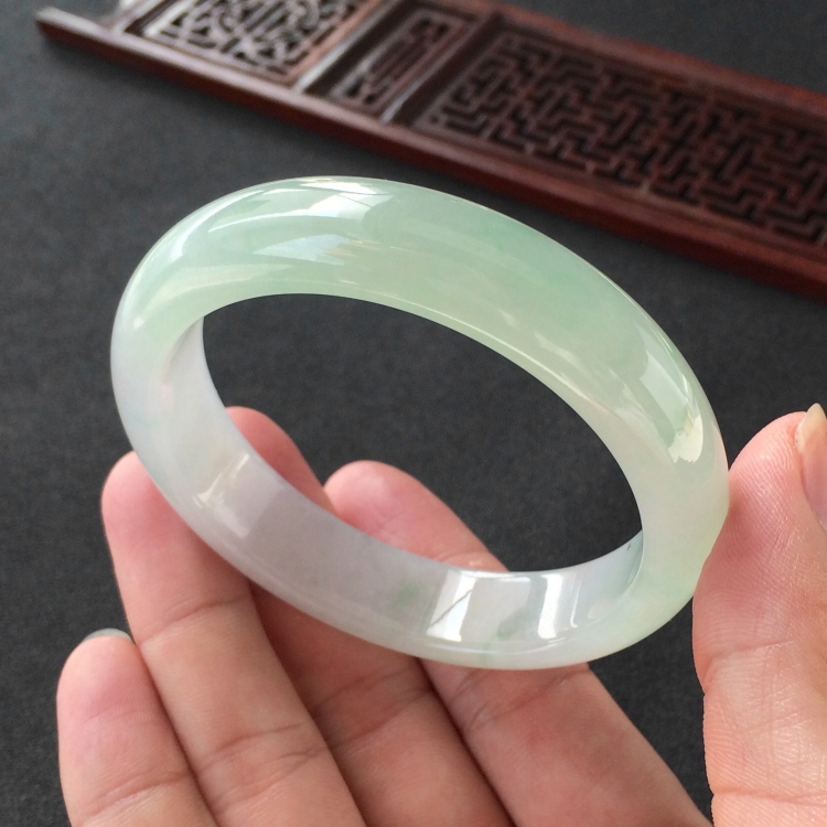 (超值推荐)糯冰种晴水略飘翠手镯(56.2mm)