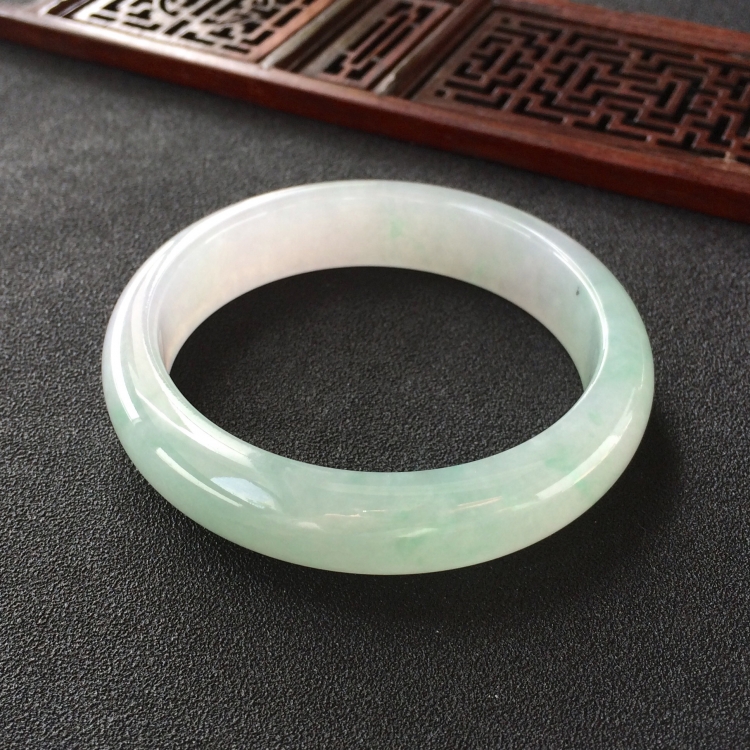 (超值推荐)糯冰种晴水略飘翠手镯(56.2mm)