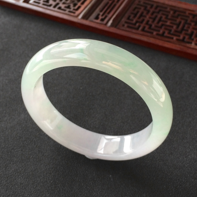 (超值推荐)糯冰种晴水略飘翠手镯(56.2mm)