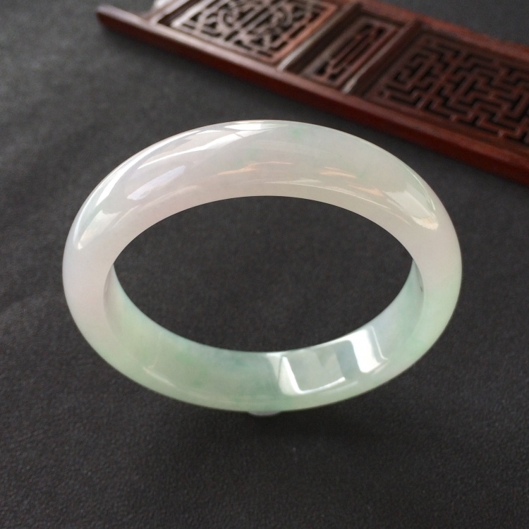 (超值推荐)糯冰种晴水略飘翠手镯(56.2mm)