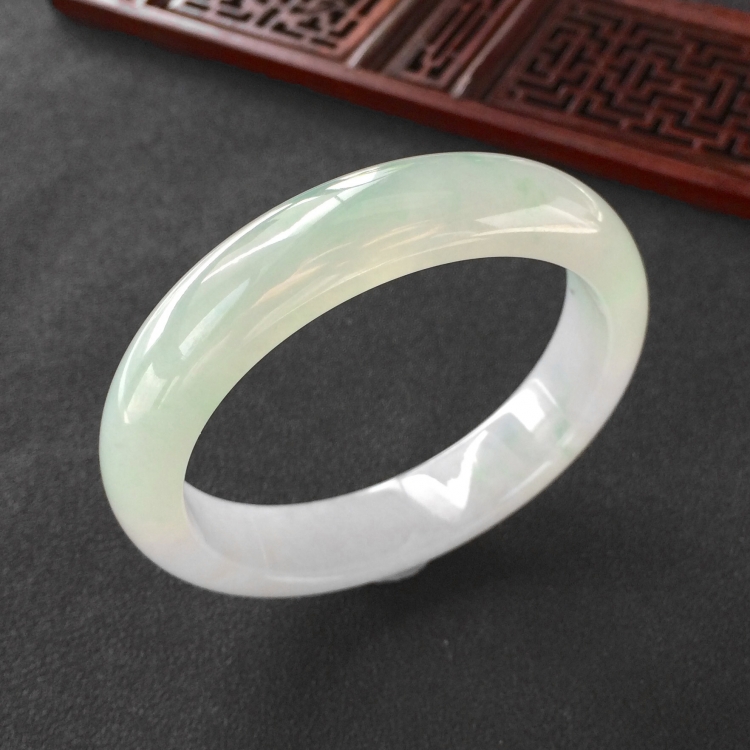 (超值推荐)糯冰种晴水略飘翠手镯(56.2mm)