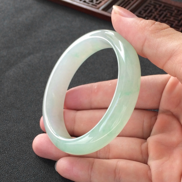 (超值推荐)糯冰种晴水略飘翠手镯(56.2mm)