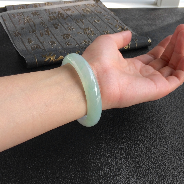 (超值推荐)糯冰种晴水略飘翠手镯(56.2mm)