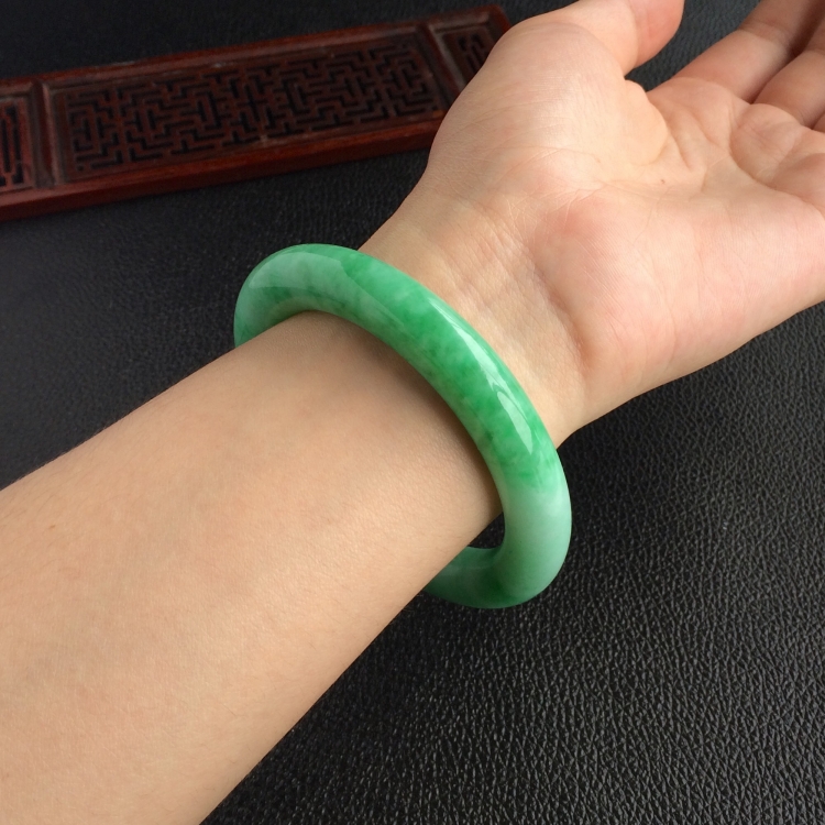 (超值推荐)糯冰种飘翠圆条手镯(56.6mm)