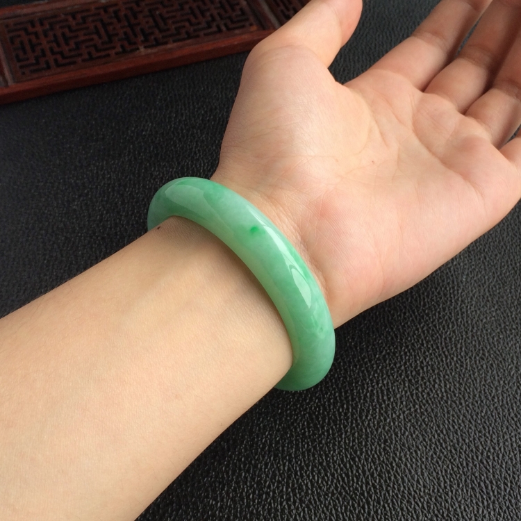 (超值推荐)糯冰种飘翠手镯(56mm)