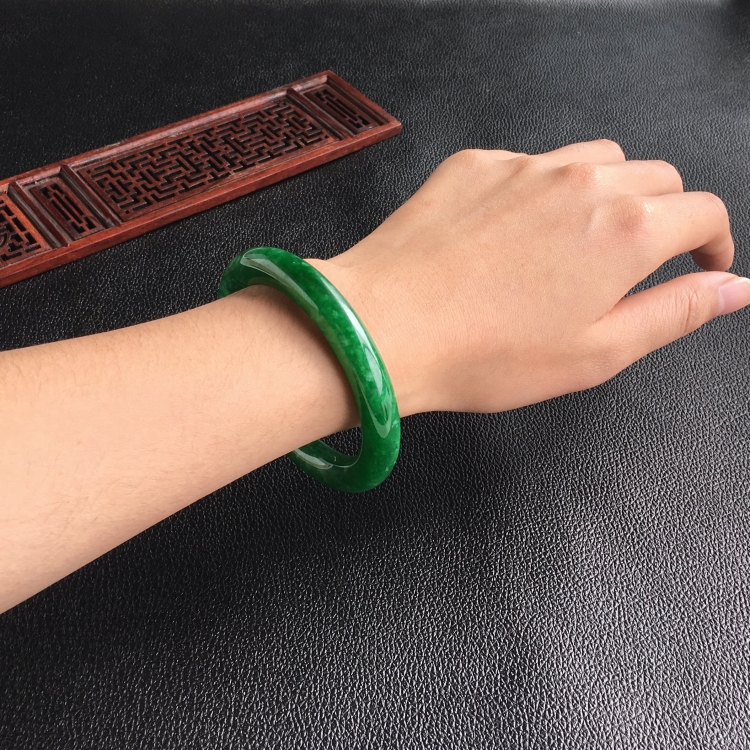 (超值推荐)糯冰种阳绿圆条手镯(56.8mm/57mm)(一对)