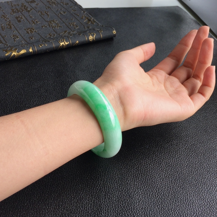 (超值推荐)糯冰种飘翠手镯(56.6mm)