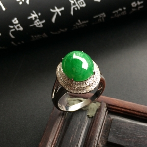 （超值推荐）镶白金钻石糯冰种翠色戒指